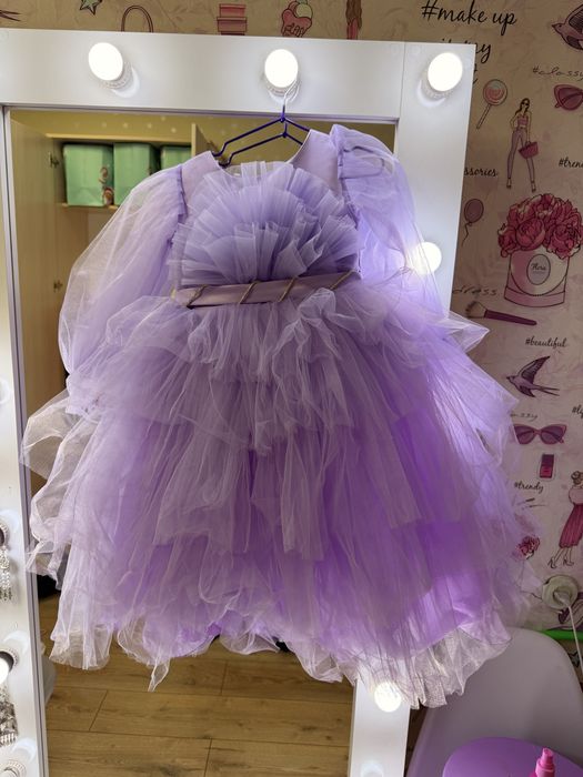 Нарядное эффектное платье на девочку