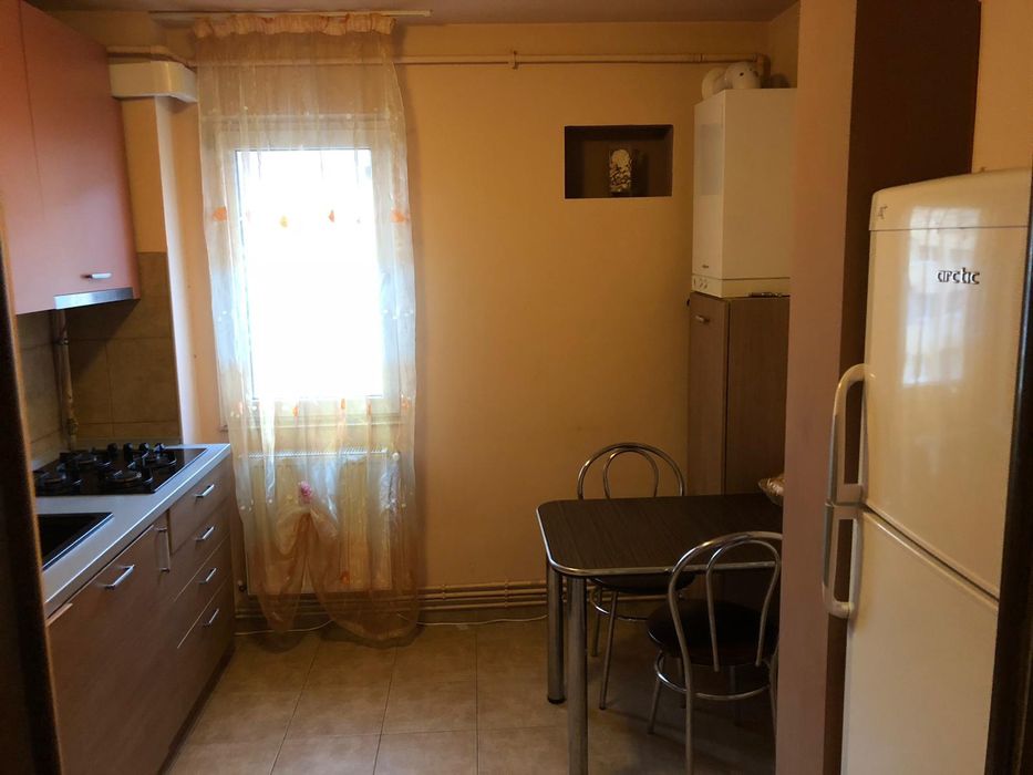Închiriez apartament cu 2 camere
