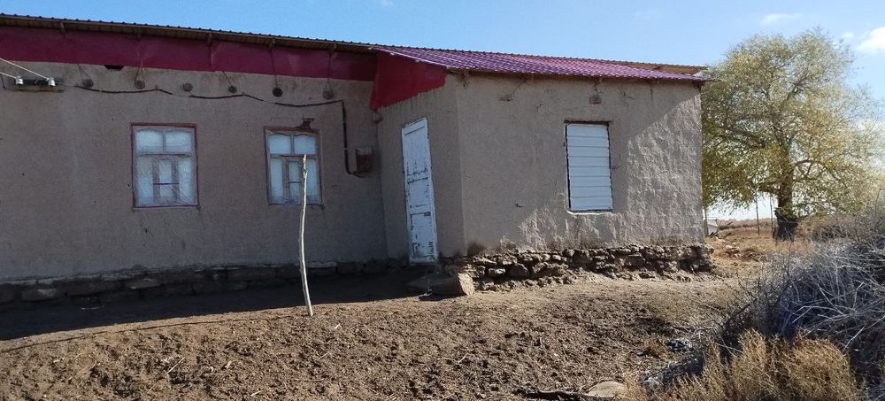 Ustirtte uy satiladi