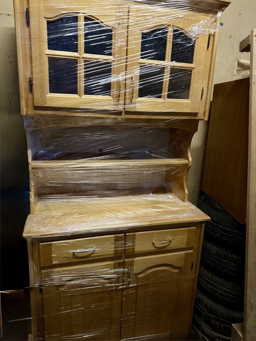 Дървен шкаф с витринки