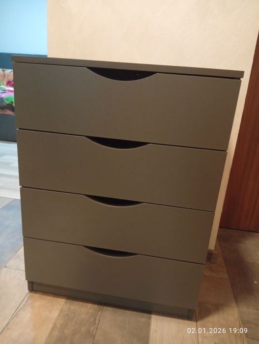 Продавам гардероб с плъзгащи врати и скрин