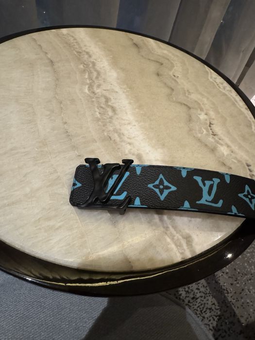 Curea Louis Vuitton Shapes cu initiale albastru deschis