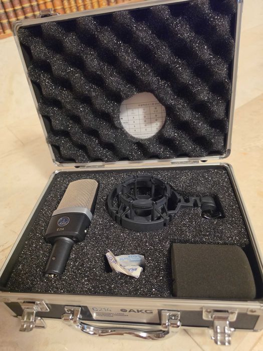 AKG C214 – microfon studio, aproape nou, folosit 4-5 ore