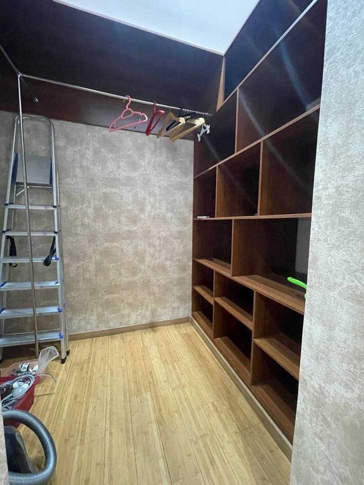 Габус за Irish pub, закрытый двор, со своей парковкой!