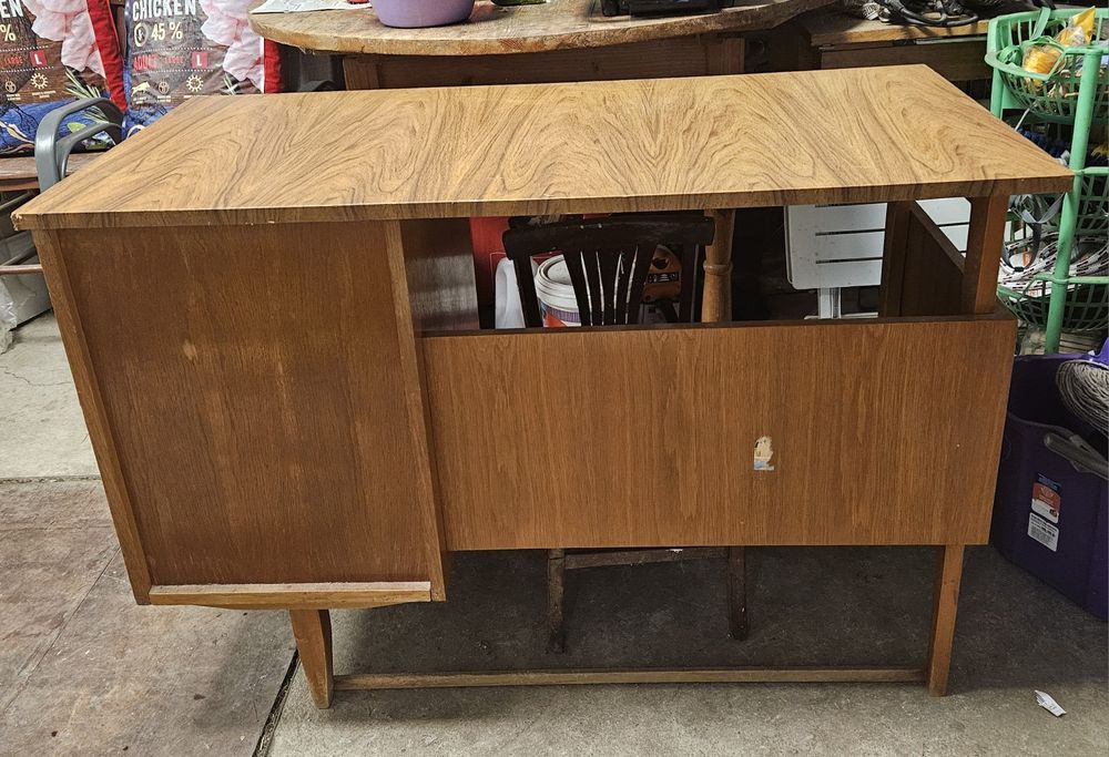 Дървено бюро,използвано