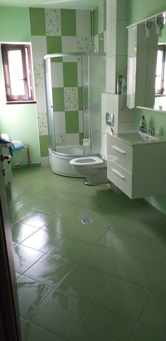 Închiriez apartamente și garsoniere în regim hotelier la muncitori