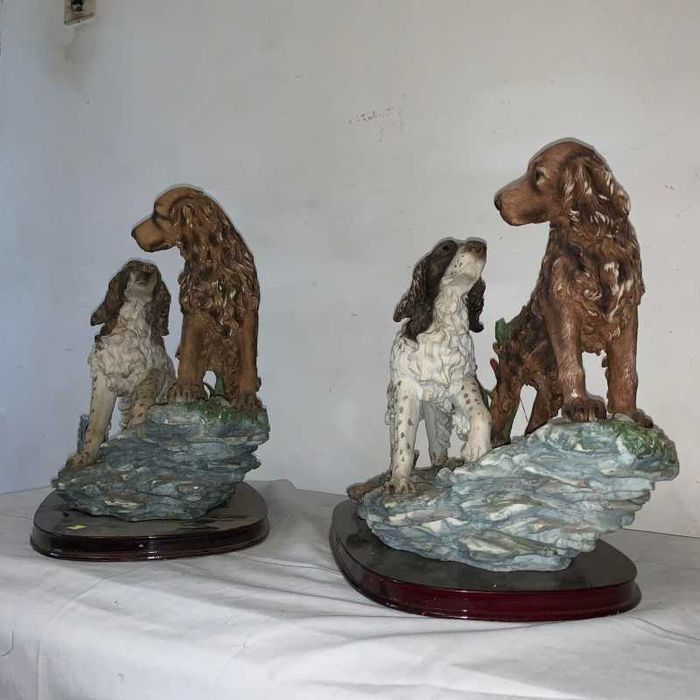 Statuie catei pe suport de lemn