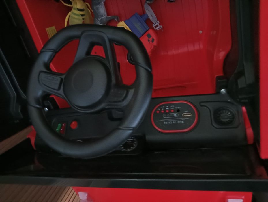 Детский электромобиль в отличном состоянии