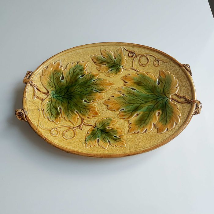 Platou antic ceramică Majolica anii 1900 – Frunze viță de vie în relief (Piesă colecție)
