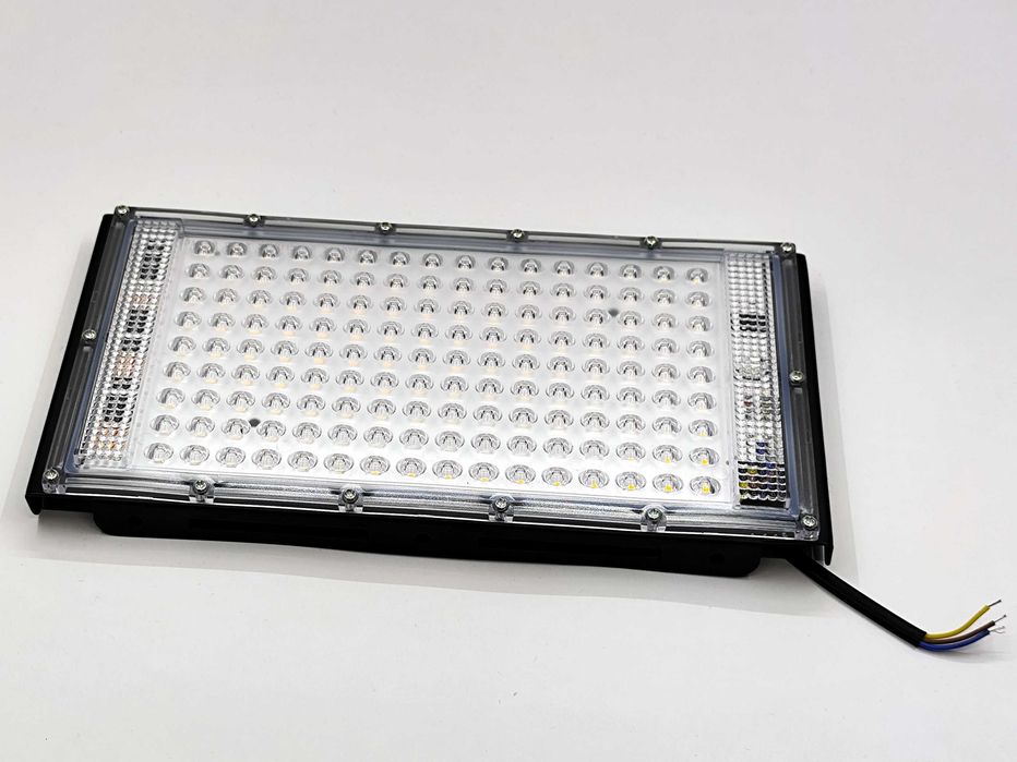 150W LED Прожектор IP65 Водоустойчив AC 220V – Топла Светлина