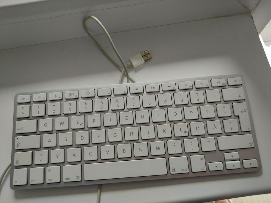 Tastatura Apple  cu fir