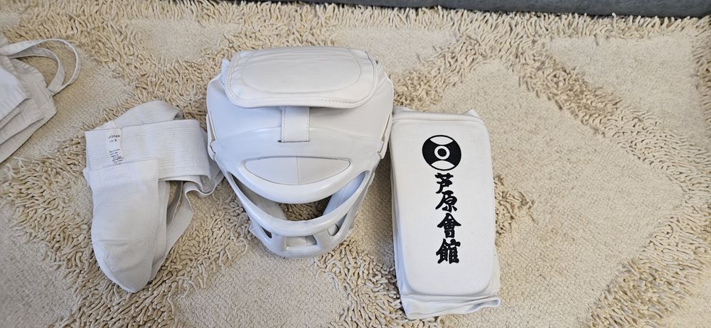 Форма каратэ с экипировкой