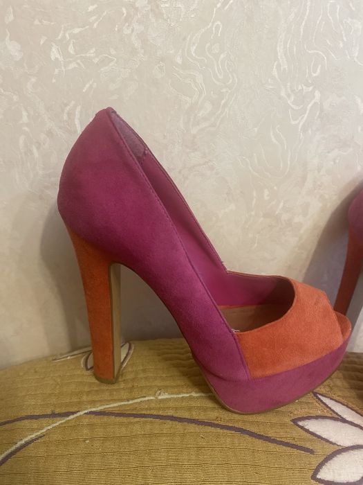Замшевые туфли на каблуке