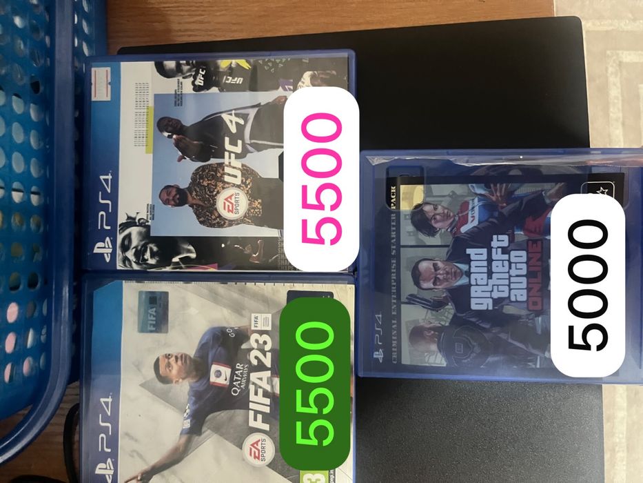 Продаются диски и джойстики для PS4.