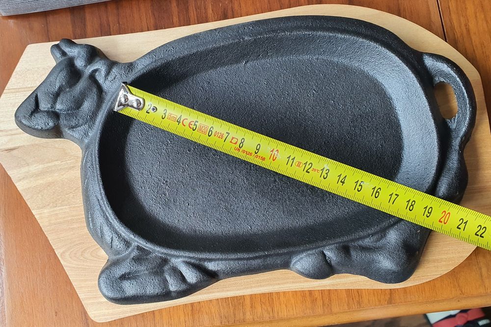 Platou de servire din fontă, formă de vacuță