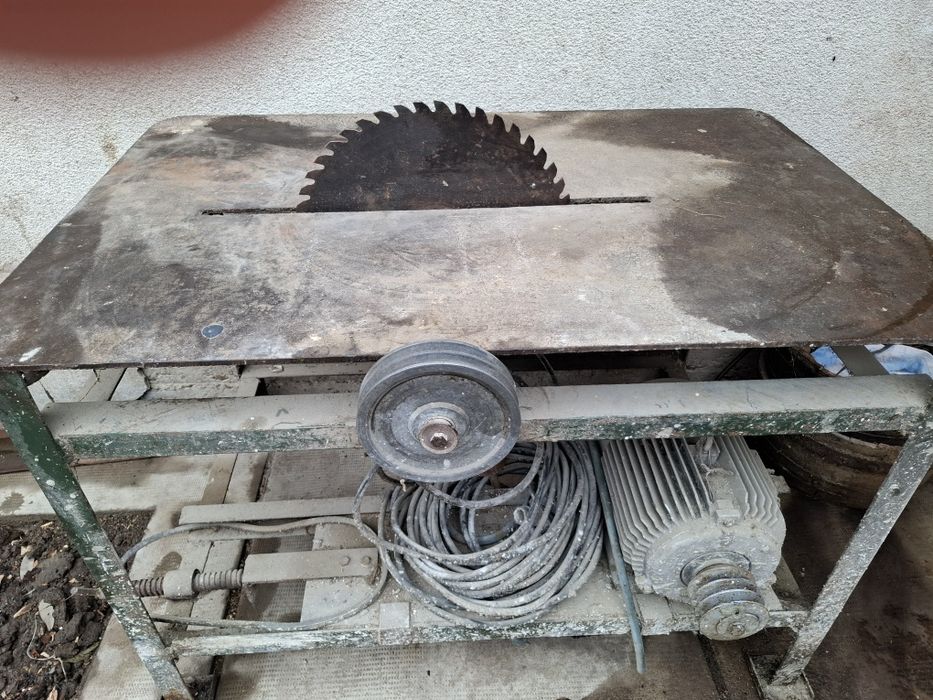 Vând masă circular