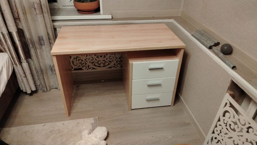 Стол письменный.