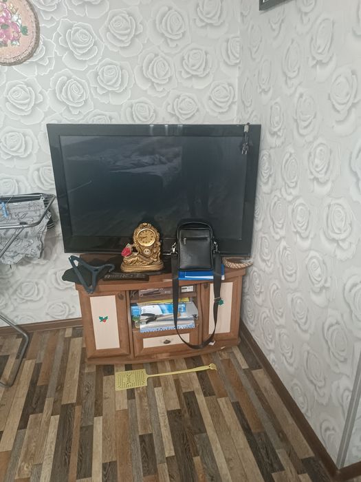 Телевизор Samsung вместе с тумбой под TV