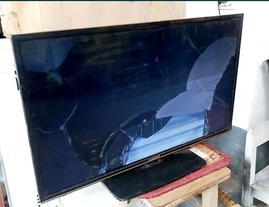 Продам ТВ Samsung 32. Экран разбит. Запчасть