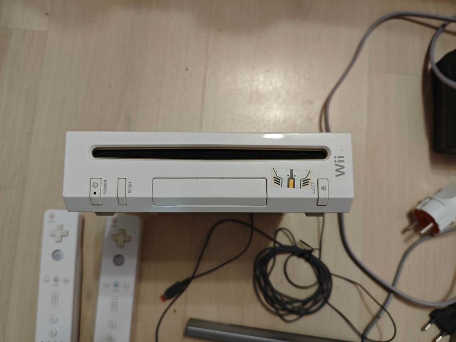 Nintendo Wii + 2 контролера + игри