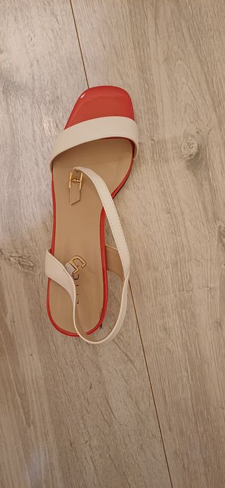 Vand sandale noi din piele naturala