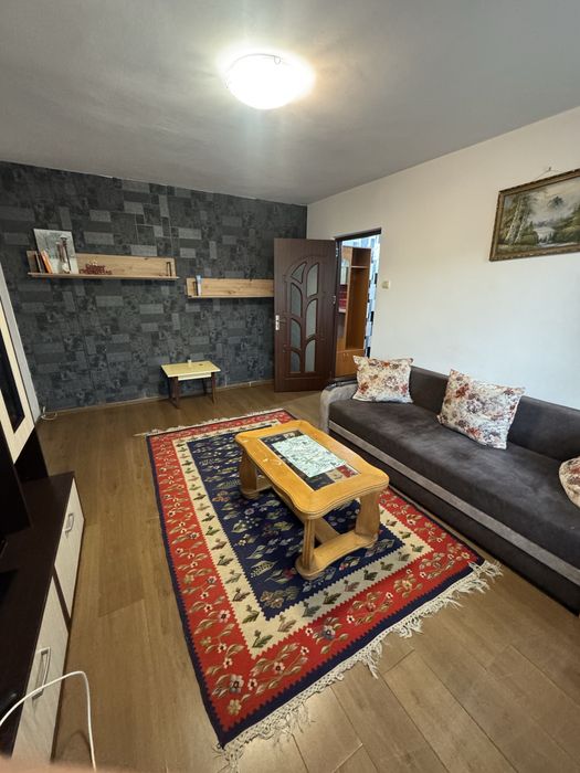 Inchiriez apartament cu  2 camere zona podu ros !