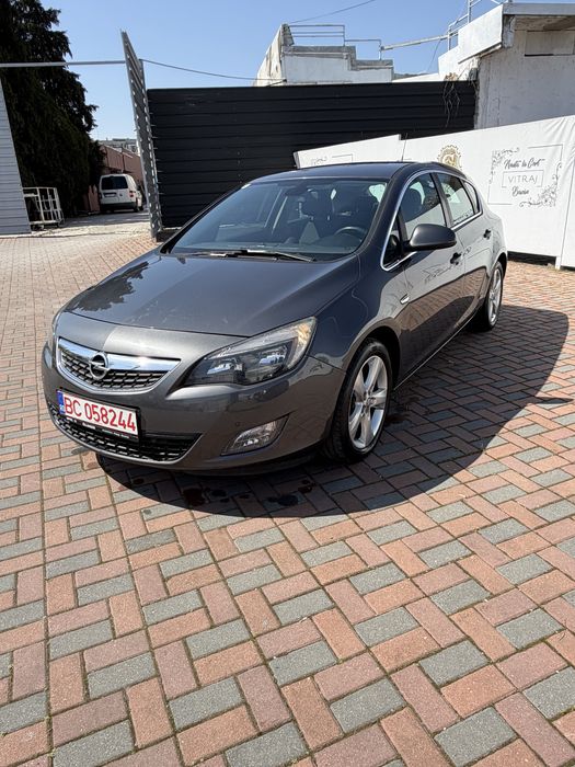 OPEL ASTRA j 1.6 benzina  clasic AUTOMATA AN 2012