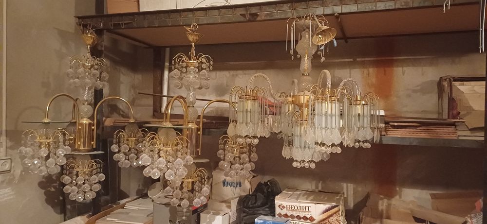 Хар хил турдаги люстралар сотилади, сифати ишлаш жараёни кафолатнади.