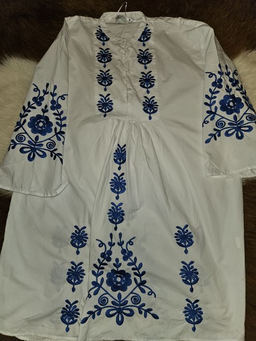 Vand iie romaneasca cu flori rosii catifelate M iie  brodata