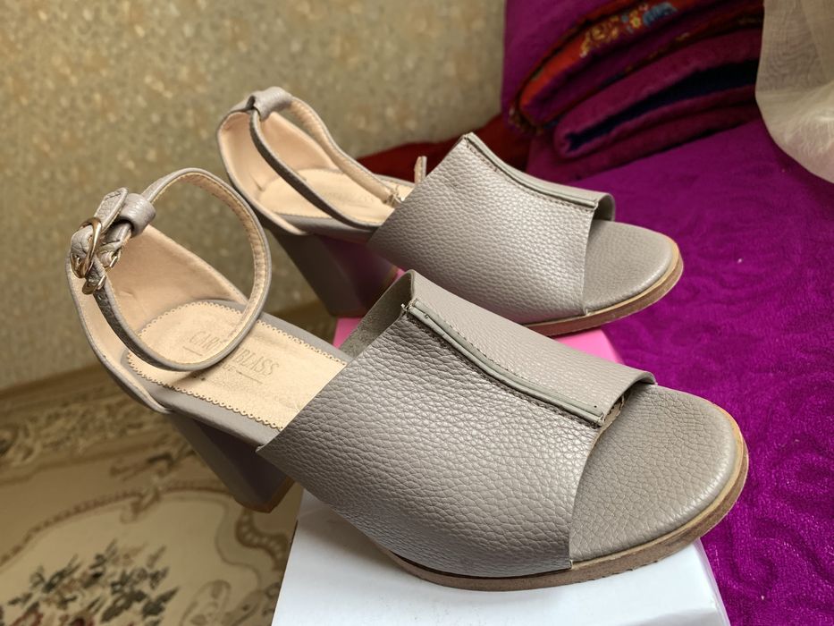 Женские босоножки