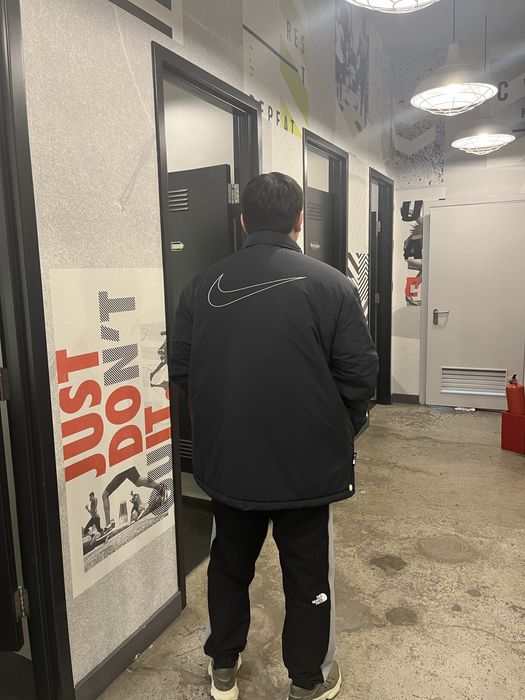 Продам куртку мужская Nike