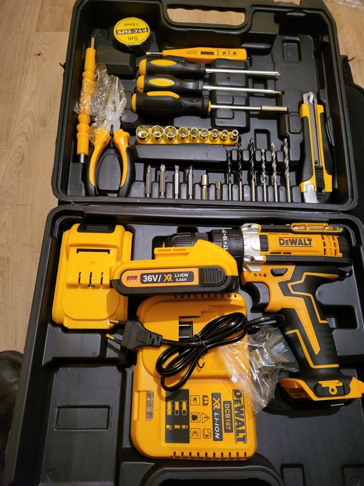 Bormașină cu două acumulatoare