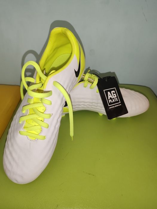 Adidas Nike noi cu eticheta
