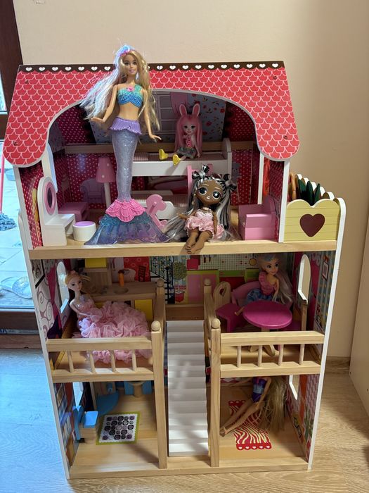Дървена къща за кукли+акцесоари +кукли