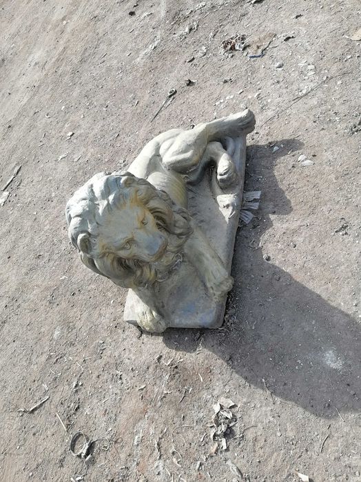 Скульптуры: Лев, орёл,тазы, слон, конь