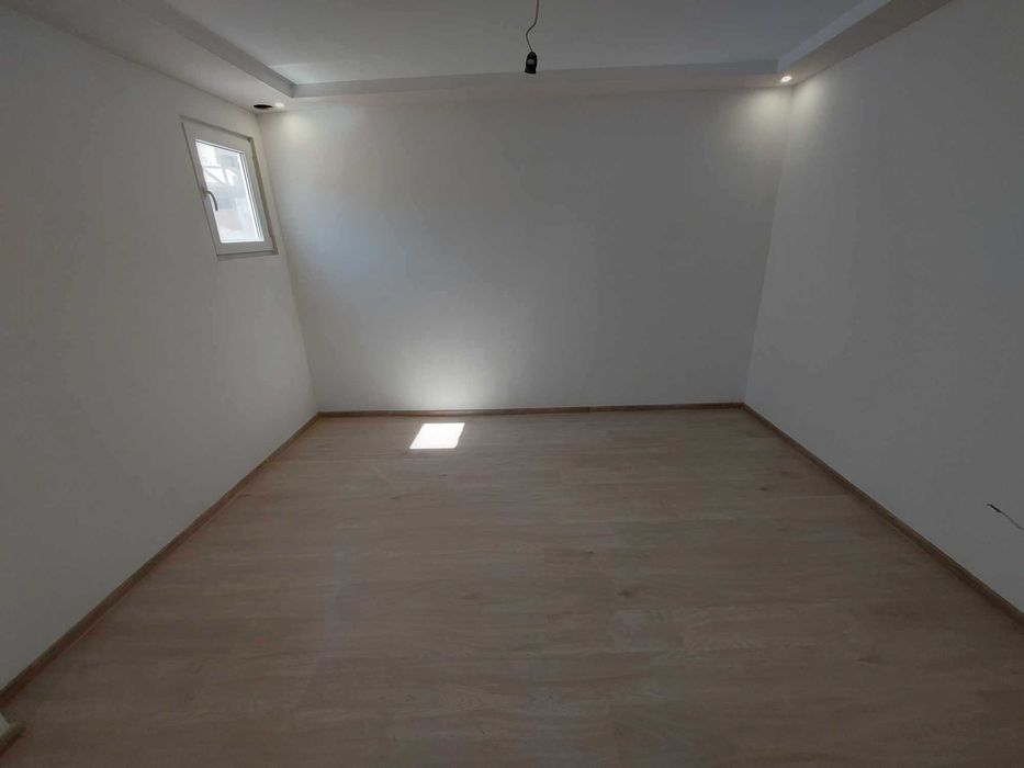 Продава се Тристаен апартамент в Търговище, Център - 120 кв.м за 668 €/кв.м - Снимка #2