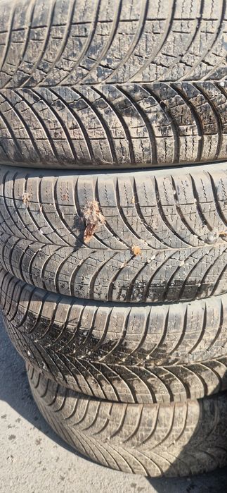 Vând anvelope all-season 215/65r16.