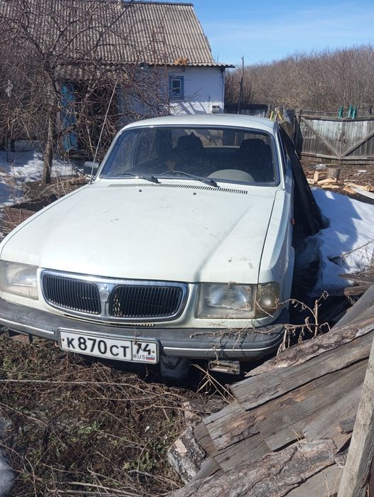 Газ 3110 в разборе, серая и белая