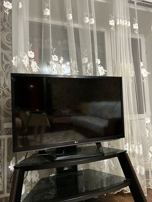 Продам телевизор LG с подставкой