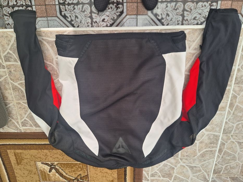 Яке Dainese размер 48