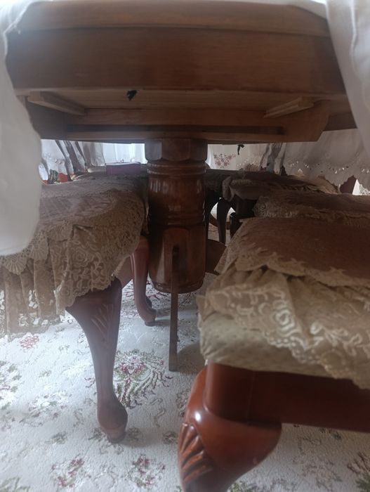 Стол большой и стулья