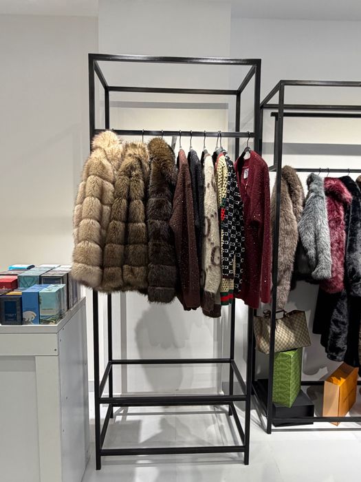 Стеллажи и витрины