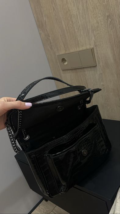 Лаковая сумка на цепочке