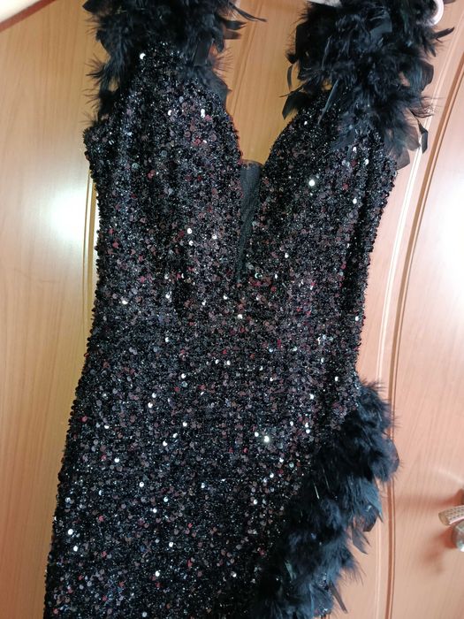 Черна рокля с пера