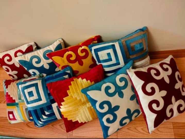 Смайлик және құрақ, оюлы көпшіктер