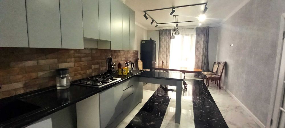 Продам дом рядом с парком, зоопарком