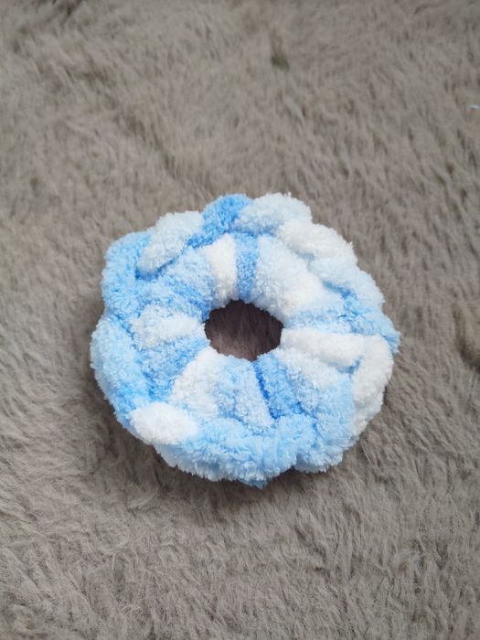 Ръчно плетено скрънчи за коса