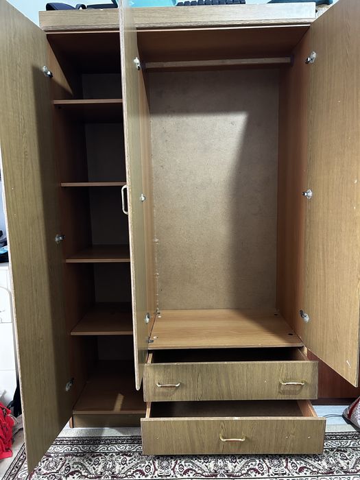 Трехдверный платяной шкаф