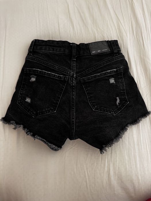 Черни дънкови къси гащи по тялото BERSHKA