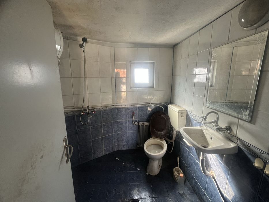 Къща с двор и втора самостоятелна жилищна сграда